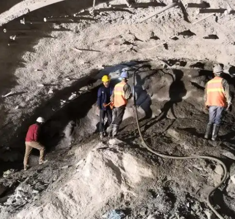 壤塘拱顶带模注浆料的施工流程及注意事项